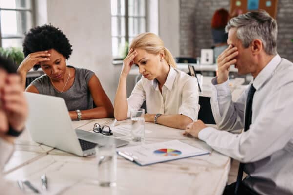 Dirigeant en situation de stress au bureau, impact sur la santé et la performance