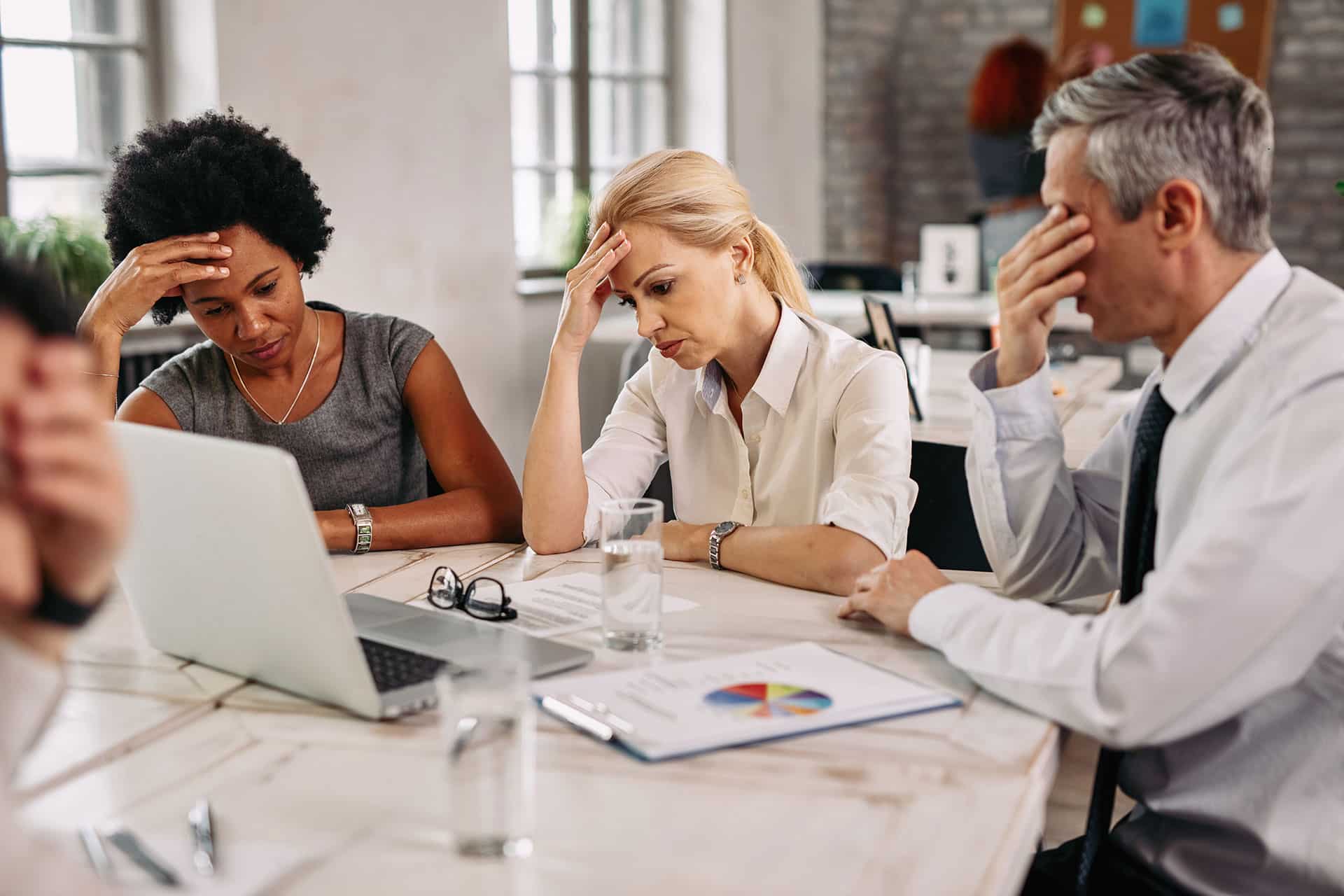 Dirigeant en situation de stress au bureau, impact sur la santé et la performance